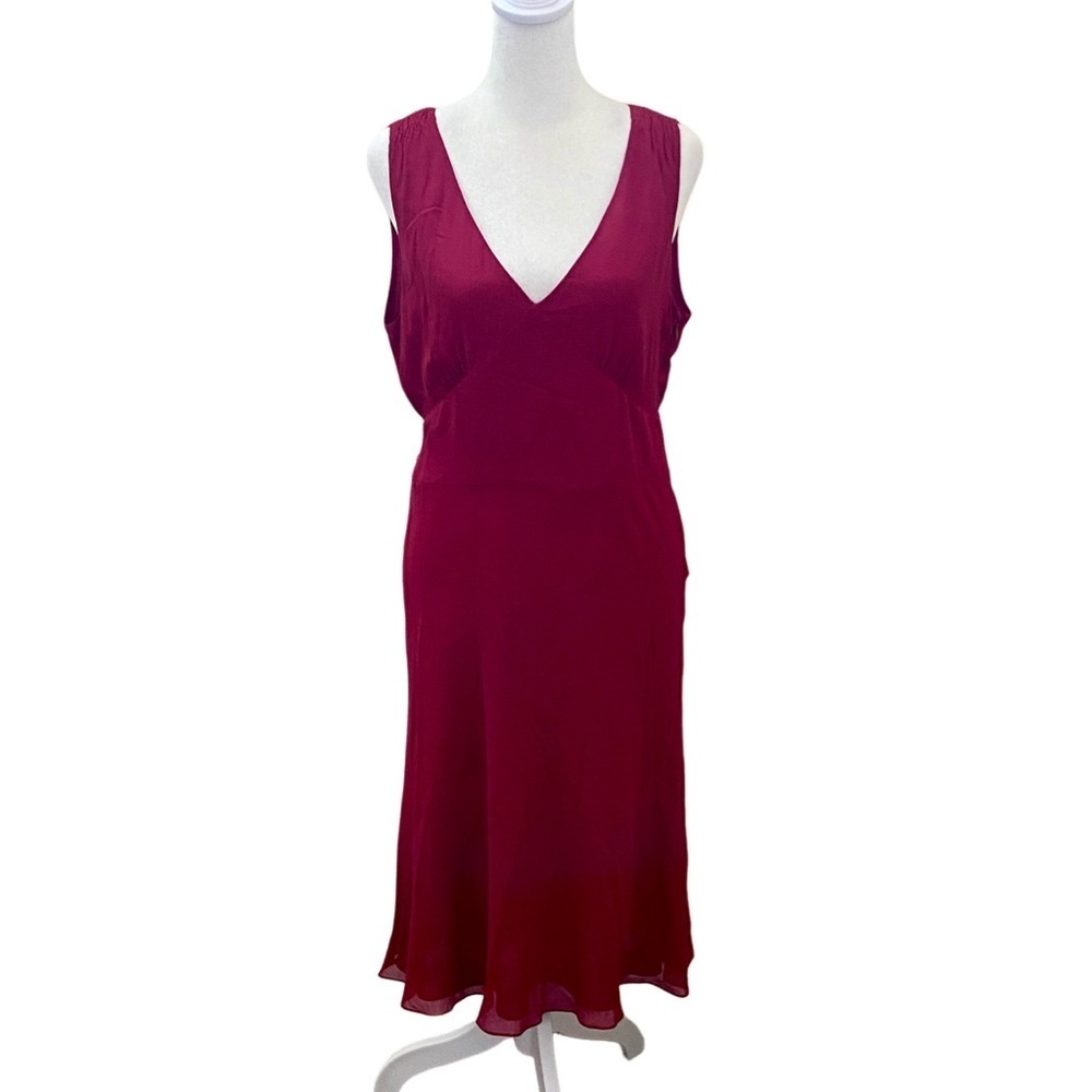 Ann Taylor V-Neck Sleeveless Red Sleeveless Lined Dress. 100% silk. Size 10.